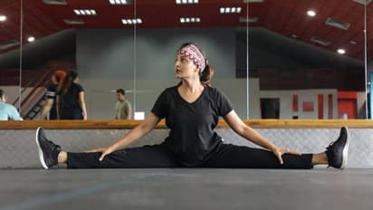 'നിങ്ങളെ നിങ്ങൾ പ്രോത്സാഹിപ്പിക്കൂ'; 'സ്പ്ലിറ്റ്' പോസുമായി മഞ്ജു വാര്യർ, കയ്യടിച്ച് ആരാധകർ