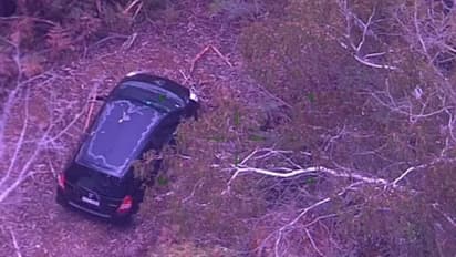 ചെളിയില്‍ പൂണ്ട കാറിനുള്ളില്‍ കാട്ടില്‍ കുടുങ്ങി വീട്ടമ്മ; തുണയായത് ഒരു ബോട്ടില്‍ വൈനും മിഠായിയും