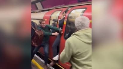 ട്രെയിനിനകത്ത് തീ; പരിഭ്രാന്തരായ യാത്രക്കാര്‍ രക്ഷപ്പെടുന്ന വീഡിയോ വൈറലാകുന്നു...