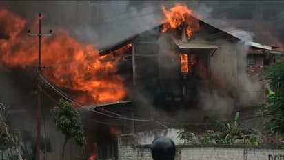 மணிப்பூரில் மீண்டும் வன்முறை: வீடுகளுக்குத் தீ வைப்பு... மே 26 வரை இன்டர்நெட் சேவை முடக்கம்