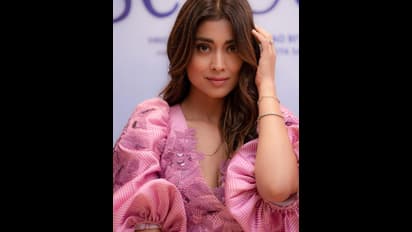 క్లీవేజ్‌ అందాలతో కిక్కెక్కిస్తున్న హాట్‌ హీరోయిన్‌.. చేతులు పైకెత్తి పింక్‌ గౌనులో పరువాల ట్రీట్‌.. 