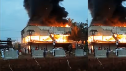 മലപ്പുറത്ത് വൻ തീപിടിത്തം: ഓട്ടോ സ്പെയർ പാർട്സ് കടയടക്കം ഇരുനില കെട്ടിടം കത്തി നശിച്ചു, തീയണക്കാൻ ശ്രമം