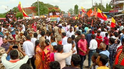 ഗുണ്ടൽപേട്ടിൽ  ഇഞ്ചോടിഞ്ച് പോരാട്ടം; സൂപ്പർ താരങ്ങളെ ഇറക്കി ബിജെപി പ്രചാരണം, വീടുകൾ കയറിയിറങ്ങി കോൺഗ്രസും