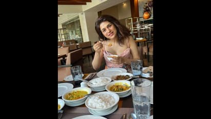 పరువాలను ఓపెన్‌గా చూపిస్తూ ట్రీట్‌ ఇచ్చిన బోల్డ్ బ్యూటీ.. విందు ఆమెకి, అందాల విందు కుర్రాళ్లకి.. 