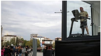 ആസക്തികളില് നിന്നും കുട്ടികളെ രക്ഷിക്കാന് സ്വയം ചില്ല് കൂട്ടിലടച്ച് ബള്ഗേറിയന് അത്ലറ്റ്