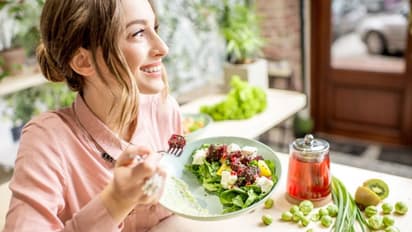  ചര്‍മ്മം കണ്ടാല്‍ പ്രായം തോന്നിക്കുന്നുണ്ടോ? കഴിക്കാം ഈ ഒമ്പത് ഭക്ഷണങ്ങള്‍... 