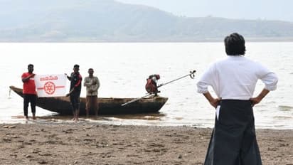 'ఓజి' షూటింగ్ లొకేషన్ నుంచి మెమొరబుల్ పిక్ పోస్ట్ చేసిన పవన్.. సరస్సు ఒడ్డున అభిమానులతో..