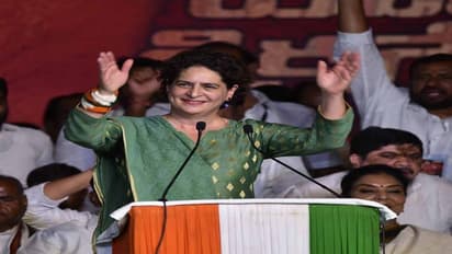 ప్రియాంకకు పోచంపల్లి పట్టు చీరెలు: బహుకరించిన భట్టి (ఫోటోలు)