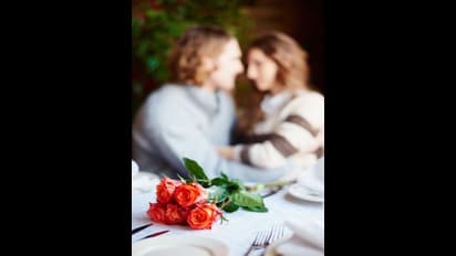 అర్థరాత్రి ప్రియుడి ఇంటికివెళ్లి.. కత్తిపీటతో నరికిన ప్రియురాలు.. 