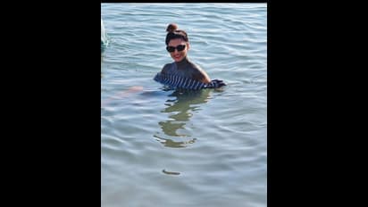 உடலில் சேற்றை பூசிக்கொண்டு... கடலில் ஆனந்த குளியல் போட்ட நடிகர் ஸ்ரீகாந்த் மனைவி வந்தனா! வைரலாகும் போட்டோஸ்!