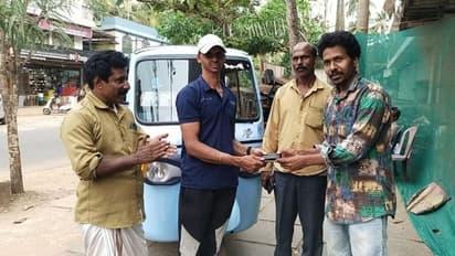 ബസ്റ്റോപ്പില് പണവും എടിഎമ്മും അടങ്ങിയ പേഴസ്; ഉടമസ്ഥനെ അന്വേഷിച്ച് കണ്ടെത്തി തിരികെ നൽകി ഓട്ടോ ഡ്രൈവർ