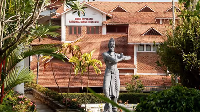 ജോലി സാംസ്കാരിക വകുപ്പിന് കീഴിൽ; ഒൻപത് മാസമായി ശമ്പളമില്ല, ദുരിതത്തിൽ നടന ഗ്രാമം ജീവനക്കാർ