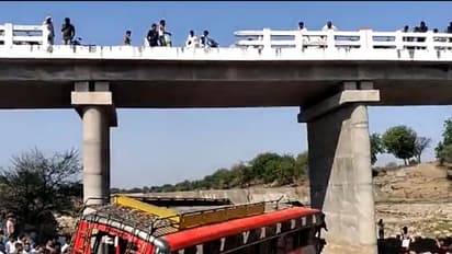 ம.பி.யில் பேருந்து விபத்தில் 15 பேர் பலி; பாலத்தில் இருந்து கீழே விழுந்து நொறுங்கியது