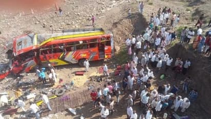 50 ಅಡಿ ಎತ್ತರದ ಸೇತುವೆಯಿಂದ ಬಿದ್ದ ಖಾಸಗಿ ಬಸ್‌, 15 ಮಂದಿ ದುರ್ಮರಣ!