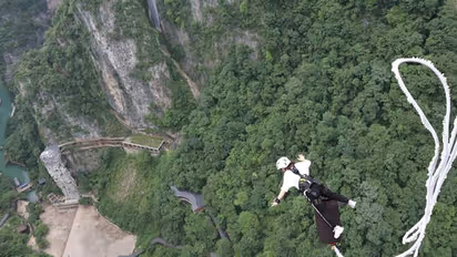 വിവാഹമോചനം ആഘോഷിക്കാന്‍ ബംഗി ജമ്പ്; ചാട്ടത്തിനിടെ കയര്‍ പൊട്ടി യുവാവ് വീണത് 70 അടി താഴ്ച്ചയിലേക്ക് 