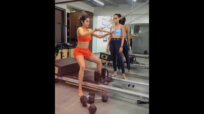 పొట్టి డ్రెస్ లో జాన్వీ కపూర్.. హెవీ వర్కౌట్స్ చేస్తూ జిమ్ లోనూ ఎన్టీఆర్ భామ గ్లామర్ మెరుపులు.. 