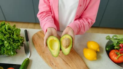 കൊളസ്ട്രോളിനെ നിയന്ത്രിക്കാന്‍ ഡയറ്റില്‍ ഉള്‍പ്പെടുത്താം ഈ ആറ് പഴങ്ങള്‍... 