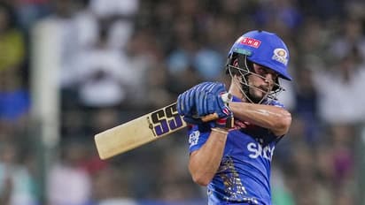 യഥാര്ത്ഥ വില്ലന് അയാളാണ്; മുംബൈയെ തോല്പ്പിച്ചത് വധേരയുടെ 'ടെസ്റ്റ്' കളിയെന്ന് കുറ്റപ്പെടുത്തി ആരാധകര്