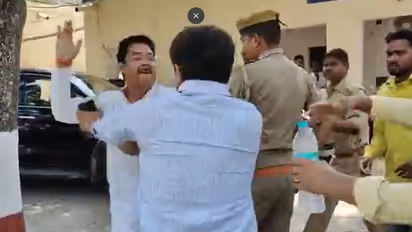 ಪೊಲೀಸರ ಎದುರೇ ಬಿಜೆಪಿ ನಾಯಕಿಯ ಪತಿ ಮೇಲೆ ಮುಖಂಡನಿಂದ ಹಲ್ಲೆ, ರಣಾಂಗಣವಾಯಿತು ಠಾಣೆ!