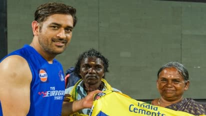 ദ എലഫെന്‍റ് വിസ്പേഴ്സിലെ ബൊമ്മനും ബെല്ലിക്കുമൊപ്പം  സമയം പങ്കിട്ട് ധോണി! സിഎസ്കെയുടെ ആദരം വേറെ- വീഡിയോ