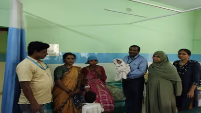 కర్ణాటక ఎన్నికలు : పోలింగ్ కేంద్రంలో మగబిడ్డకు జన్మనిచ్చిన గర్బిణీ