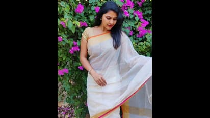 புது கார் வாங்கிய ஜோரில்.! கார் மேல் படுத்து வளைய வளைய போஸ் கொடுத்த பிக்பாஸ் ரக்ஷிதா!