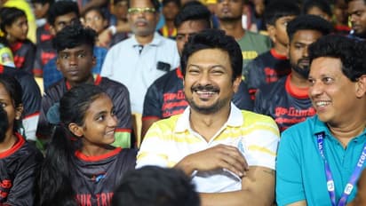 சேப்பாக்கத்தில் சிஎஸ்கே vs டெல்லி கேப்பிட்டல்ஸ் ஐபிஎல் போட்டி... சிறுவர் சிறுமியர்களுடன் கண்டு ரசித்த உதயநிதி!