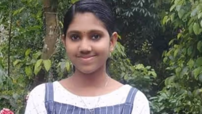 'മീനിന് തീറ്റ കൊടുക്കാൻ പോയ മകളെ കാണാനില്ല, കുളത്തിൽ ചെരുപ്പ്'; പടുതാകുളത്തിൽ വീണ് 16 കാരിക്ക് ദാരുണാന്ത്യം