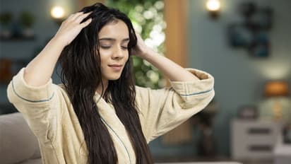 गीले बालों में तेल लगाने से क्या लंबे होते हैं बाल?, जानें इसके पीछे का सच