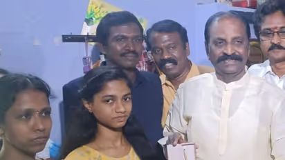 பிளஸ் 2-வில் 600க்கு 600 எடுத்த நந்தினியின் வீட்டுக்கு சர்ப்ரைஸ் விசிட் அடித்து தங்கப்பேனா பரிசளித்த வைரமுத்து