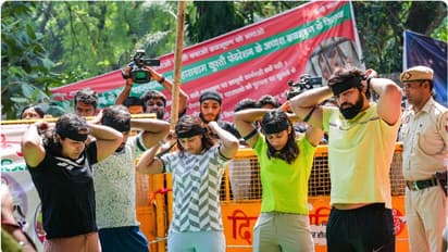 ബ്രിജ് ഭൂഷനെതിരായ സമരം: കറുത്ത ബാഡ്ജ് ധരിച്ച് താരങ്ങൾ, പ്രായപൂർത്തിയാകാത്ത പെൺകുട്ടിയുടെ മൊഴി രേഖപ്പെടുത്തി