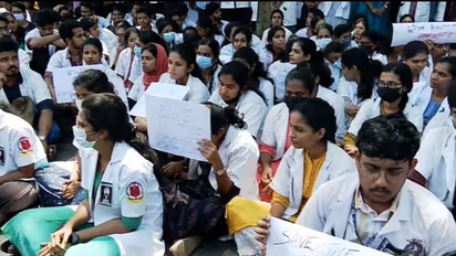 പി ജി ഡോക്ടര്മാര് സമരം ഭാഗികമായി പിൻവലിച്ചു, എമർജൻസി ഡ്യൂട്ടി ചെയ്യും; ഒ പി ബഹിഷ്കരണം തുടരും