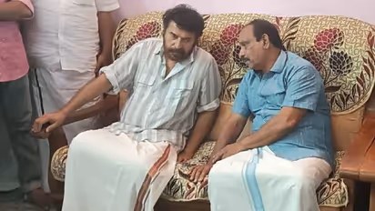 ഡോ. വന്ദനയുടെ വീട്ടിലെത്തി പിതാവിനെ ആശ്വസിപ്പിച്ച് മമ്മൂട്ടി