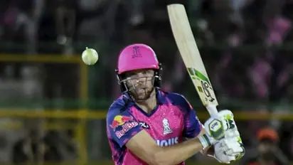 റണ്ണൗട്ടിലെ കലിപ്പ് അതിരുവിട്ടു, ഒടുവില് ചെവിക്ക് പിടി വീണു; ജോസ് ബട്ലര്ക്ക് പിഴ ശിക്ഷ