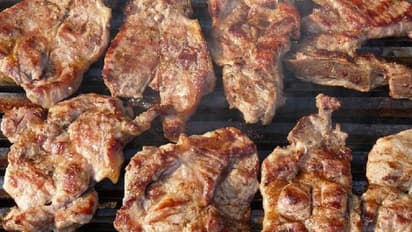 മാംസം പാകം ചെയ്യുന്നതിന്റെ മണം സഹിക്കാനാവുന്നില്ല, ജനൽ അടച്ചിടൂ എന്ന് അയൽക്കാർ, വൈറലായി കത്ത്