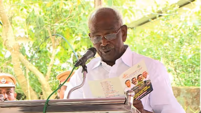 നികുതിപ്പണം കൊണ്ട് ശമ്പളം വാങ്ങി ഭക്ഷണം കഴിച്ച് വായ്നോക്കി ഇരിക്കുന്നു,വനം ഉദ്യോഗസ്ഥര്ക്കെതിരെ എംഎംമണി