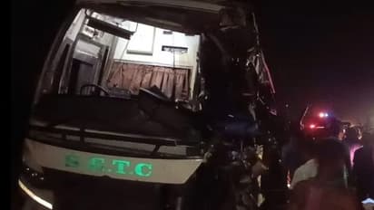 டேங்கர் லாரி மீது அரசு சொகுசு பேருந்து மோதல்.. எதிரில் பைக்கில் வந்தவர்கள் உள்ளிட்ட 4 பேர் பலி..!