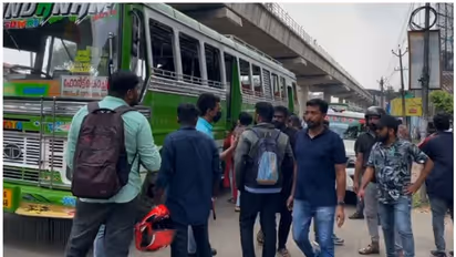 മത്സരയോട്ടം; കളമശ്ശേരിയിൽ നാല് സ്വകാര്യ ബസ്സ് ജീവനക്കാർ പൊലീസ് കസ്റ്റഡിയിൽ