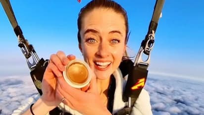 10,000 അടി ഉയരത്തിൽ നിന്ന് മേക്കപ്പ് ചെയ്യുന്ന യുവതി; വൈറലായി വീഡിയോ