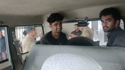 പൊലീസ് സ്റ്റേഷനിൽ വച്ച് പൊലീസുകാർക്ക് പ്രതികളുടെ മർദ്ദനം, നാല് പേർക്കെതിരെ കേസ്