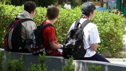 വെടിവയ്പ്പ് സാധ്യത കുറക്കാൻ ബാഗ് നിരോധിച്ച് സ്കൂളുകൾ