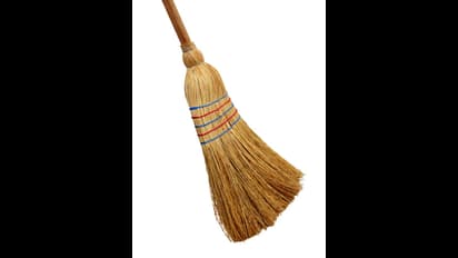 Vastu Tips:  బెడ్ కింద చీపురు ఎందుకు పెట్టకూడదు..?