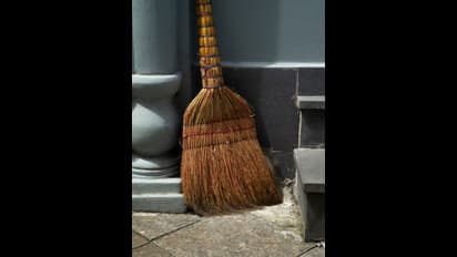 ಈ ರೀತಿಯ ಪೊರಕೆ ಮನೆಯಲ್ಲಿಇಟ್ಟರೆ ಬರ್ಬಾದ್ ಆಗೋದು ಗ್ಯಾರೆಂಟಿ..! ಈ ತಪ್ಪುಗಳೇ ಬೇಡ