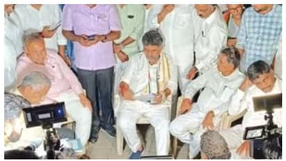 മിന്നും ജയത്തിനിടയിലും റോഡിൽ കുത്തിയിരുന്ന് പ്രതിഷേധിച്ച് ഡി.കെ. ശിവകുമാർ