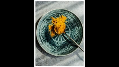 செல்வம் செழிக்க ஒரு ஸ்பூன் மஞ்சள் தூள் போதும்!! இதை செய்தால் வீட்டில் உள்ள பணக்கஷ்டம் அத்தனையும் நீங்கும்!! 