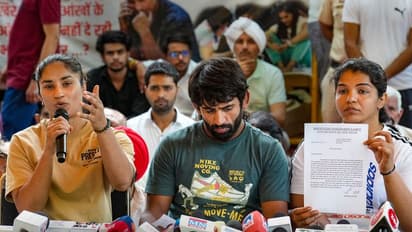 സർക്കാരുമായുള്ള ചർച്ച; സമയം തീരുമാനിച്ചില്ലെന്ന് സാക്ഷി മാലിക്; ഒപ്പമുള്ളവരുമായി കൂടിയാലോചിച്ച് തീരുമാനം