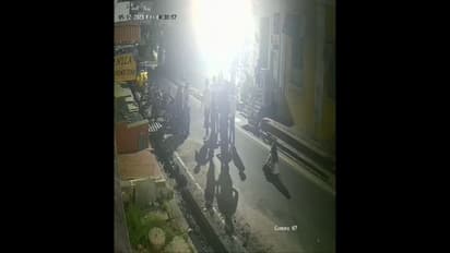 புதுவையில் புல் போதையில் நடு ரோட்டில் அமர்ந்து அட்டகாசம் செய்த இளம் பெண்