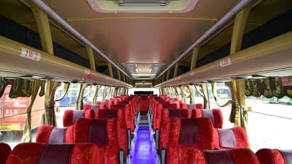 ഓടുന്ന എസി ബസിന്റെ പിൻസീറ്റിൽ ദമ്പതികളുടെ അതിരുവിട്ട സ്നേഹപ്രകടനം, എല്ലാം കാമറയിൽ പകർത്തി, ഇരുവരും പിടിയിൽ