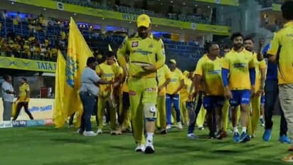 ധോണിക്ക് കാര്യമായ പരിക്ക്? കാലില്‍ ഐസ്‌പാക്ക്, ഹൃദയഭേദകം കാഴ്‌ച; ആരാധകര്‍ക്ക് കണ്ണീരായി ചിത്രം