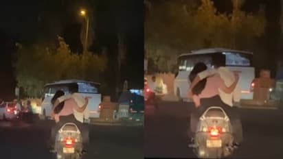 'ഇതൊക്കെ എങ്ങനെ സാധിക്കുന്നു?'; കമിതാക്കളുടെ സ്കൂട്ടര്‍ യാത്ര വൈറലാകുന്നു...